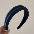 Detalle de diadema de mezclilla azul oscuro con tela de sarga y forro negro antideslizante - Azul oscuro