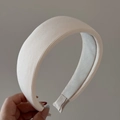 Dettaglio del cerchietto a righe bianco crema con tessuto imbottito e fodera antiscivolo - Beige