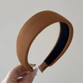 Détail d'un serre-tête côtelé marron caramel avec doublure antidérapante et tissu élastique - Café Clair