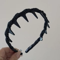 Dettaglio di un cerchietto intrecciato nero con borchie punk e etichetta fatta a mano - Nero