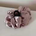 Détail d'une pince à cheveux en satin rose avec texture plissée et couches de tissu doux - Rose