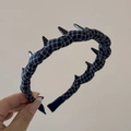 Dettaglio di cerchietto a quadri blu con punte decorative nere in stile punk - Cerchietto a Quadretti Blu Marino con Denti Lunghi