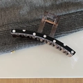 Dettaglio di un grande fermaglio per capelli a pois con una robusta molla in metallo - Pois Neri