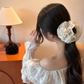 Dettaglio di un elastico per capelli in organza a pois con eleganti pieghe stile francese - Pinza Fiore a Pois / Bianco