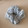 Dettaglio di scrunchie a righe azzurre con ricami floreali bianchi e bordo in pizzo - Standard / Elastico Righe Blu