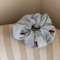 Dettaglio dello scrunchie a righe blu con ricamo a ciliegia rossa e pieghe eleganti - Righe Blu - Ciliegia