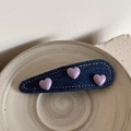 Makrodetail der blauen Denim-Haarklammer mit drei lila Herzen und gelben Nähten - Lila Langer Wassertropfen Stil (Herz Denim-Lila Lang Wassertropfen)
