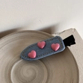Detailansicht der Denim-Haarspange mit rosa Herzen und gelben Nähten für Damen - Rosa Markloser Stil (Herz Denim-Pink Marklos)