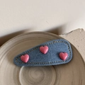 Detailansicht der hellblauen Denim-Haarklammer mit rosa Herzen und gelber Naht - Rosa Breiter Wassertropfen Stil (Herz Denim-Pink Breit Wassertropfen)