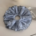 Dettaglio dell'elastico in chiffon blu polvere con fiocchi e perle decorative - Elastico Chiffon Plissé-Blu