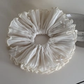 Dettaglio di un elastico in chiffon crema con trama a pieghe e fiocchi di perle - Elastico Chiffon Plissé-Bianco Crema
