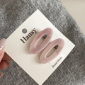 Duo aus ovalen rosa Haarklammern aus Acetat mit Wolkenstruktur auf weißer Karte - Rosa
