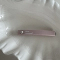 Gros plan sur une barrette rose poudré avec strass en cœur et lettrage artistique - Rose
