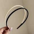 Dettaglio di cerchietti per capelli neri e beige con dentini interni antiscivolo - Nero Riso