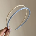 Close-up of minimalist slim headbands with non-slip teeth in beige and light blue - Beige Blue