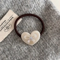 Dettaglio dell'elastico per capelli a cuore in resina con strass e incisione - Bianco Sporco