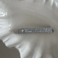 Détail de la pince à cheveux argentée pailletée avec strass coeur et lettrage lar mood - Argenté