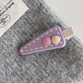 Detail der lila dreieckigen Haarspange mit weißen Nähten und süßen Smiley-Akzenten - Lila