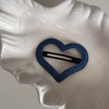 Dettaglio del fermaglio per capelli a cuore in denim blu su un vassoio a conchiglia - Blu Scuro Denim-Cuore
