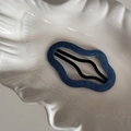 Dettaglio del fermaglio per capelli ondulato in denim con clip in metallo nero - Dark Blue Denim-Cloud