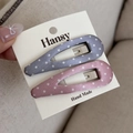 Dettaglio di fermagli per capelli a pois rosa e blu su un cartoncino bianco di marca - Coppia Di Pois Rosa Grigio-Goccia d'Acqua