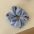 Dettaglio dell'elastico per capelli a quadretti blu con ricamo di ciliegie rosse e texture - Blue Plaid Red Cherry Scrunchie