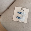 Dettaglio di fermagli per capelli blu a pois con fiori di pizzo bianco e perle - Piccole Clip a Paio Blu / Fiore Bianco Perla