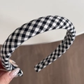 Detailaufnahme eines schwarz-weißen Haarreifens mit Gingham-Muster aus Textilstoff - Schwarz Kariertes Schmales Stirnband