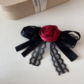 Dettaglio del fermaglio per capelli con rosa di raso rosso, pizzo nero e nastri lunghi - Clip Rosa Gotica - Fiocco Base