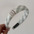 Dettaglio del cerchietto a quadretti verdi con patch orsetto e etichetta fatta a mano - Cerchietto Imbottito / Verde