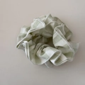 Dettaglio della trama a quadretti verdi su una fascia larga con volant per capelli - Scrunchie / Verde
