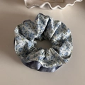 Gros plan détaillé du chouchou floral bleu avec pois vintage et tissu en patchwork doux - Floral Bleu Anneau de Taille