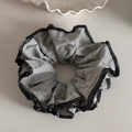Vista dettagliata del grande elastico per capelli a righe bianche e nere con cuciture - Giallo
