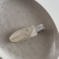 Gros plan sur une pince à cheveux en acétate crème avec motif cœur en strass - Abricot Beige