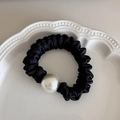 Coletero elegante de satén negro con perla blanca en una bandeja de cerámica blanca - Negro