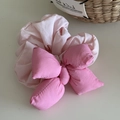 Détail d'un chouchou avec nœud 3D rembourré montrant la texture du tissu rose - Rose