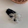 Detalle de diseño de fuegos artificiales de cuentas en clip de pelo de terciopelo rosa - Cuentas de Fuegos Artificiales-Negro