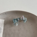 Vue macro de la pince à cheveux nœud dégradé bleu et rose avec détails ajourés - Bleu et Rose