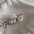 Dettaglio fermaglio per capelli in tessuto plissettato argento con fiocco di perle - Tessuto Increspato Argento - Fermaglio Senza Segni