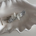 Dettaglio del fermaglio per capelli in tessuto argento con fiocco di perle bianche - Tessuto Increspato Argento - Forcina Ondulata