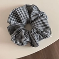 Detail of Gingham checkered scrunchie with FMare woven label on soft beige background - Dopamine Fine Plaid Style (FQ88169) / Black