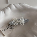 Dettaglio di un elegante fermaglio per capelli con fiocco di perle e tessuto satinato - Tessuto Increspato Argento - Fermaglio Ovale Lunga