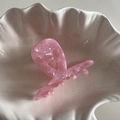 Dettaglio di una molletta per capelli in acetato rosa con texture marmorea in una conchiglia - Rosa