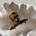 Détail de la pince à cheveux écaille avec texte Barrette La France sur plateau - Écaille de Tortue Foncée