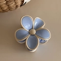 Vue détaillée de la pince à cheveux fleur bicolore bleu clair et crème en résine brillante - Bleu