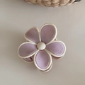 Détail d'une pince à cheveux en forme de fleur rose lotus et blanc crème mat - Rose