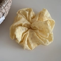 Detailansicht eines gelben Scrunchies aus Karostoff mit glitzernden Strasssteinen - Gelb