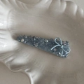 Dettaglio di un fermaglio per capelli blu con perline, cristalli e fiocco elegante - Triangolo Blu