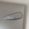 Détail d'une pince à cheveux goutte d'eau à paillettes argentées et coutures noires - BB Pailleté Argent-Goutte d'Eau