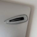 Détail d'une barrette à paillettes argentées avec structure BB et coutures de précision - BB Pailleté Argent-Goutte d'Eau Creuse